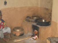 Küche in einem ländlichen Haushalt in Nepal, Lehmofen im Einsatz